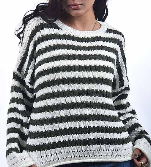 بلوفر تريكو بخطوط ملونة