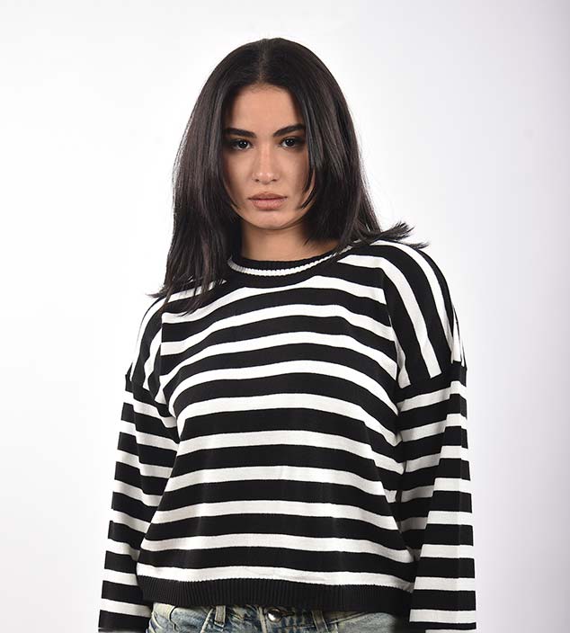 بلوفر تريكو مخطط برقبة دائرية